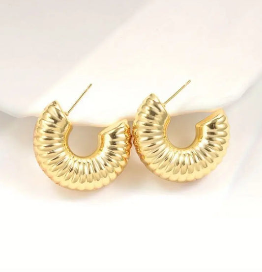 aretes caracolito dorados