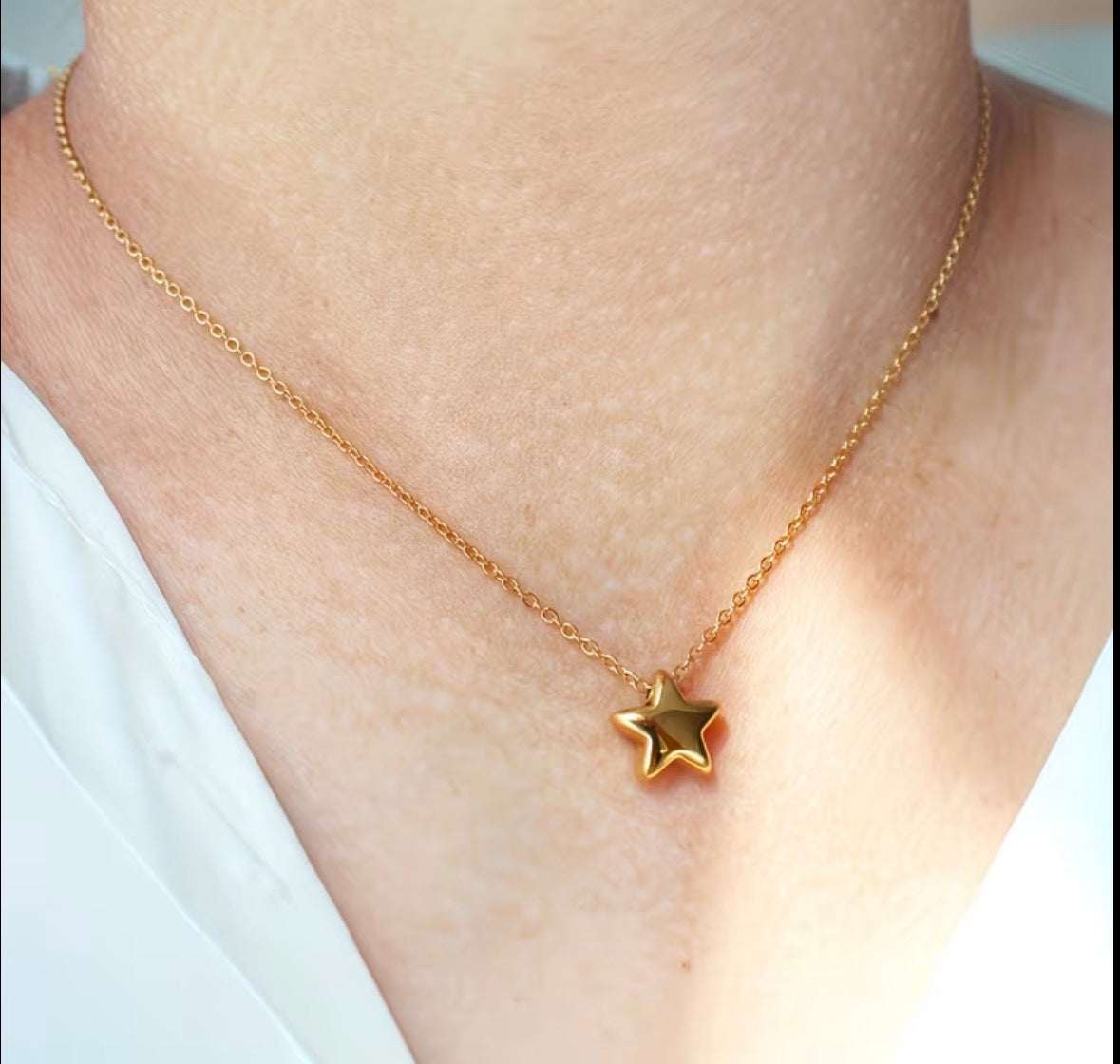 Collar de estrella dorado