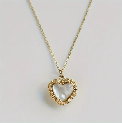 Collar dorado corazón de perla