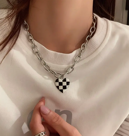 Collar de corazón blanco y negro