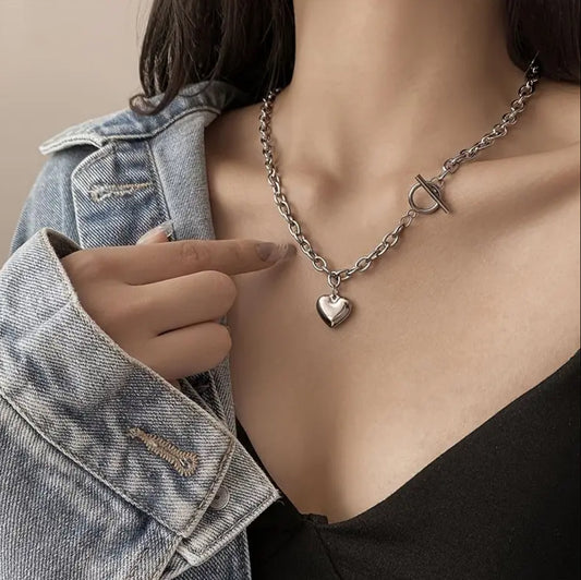 Collar plateado de corazón