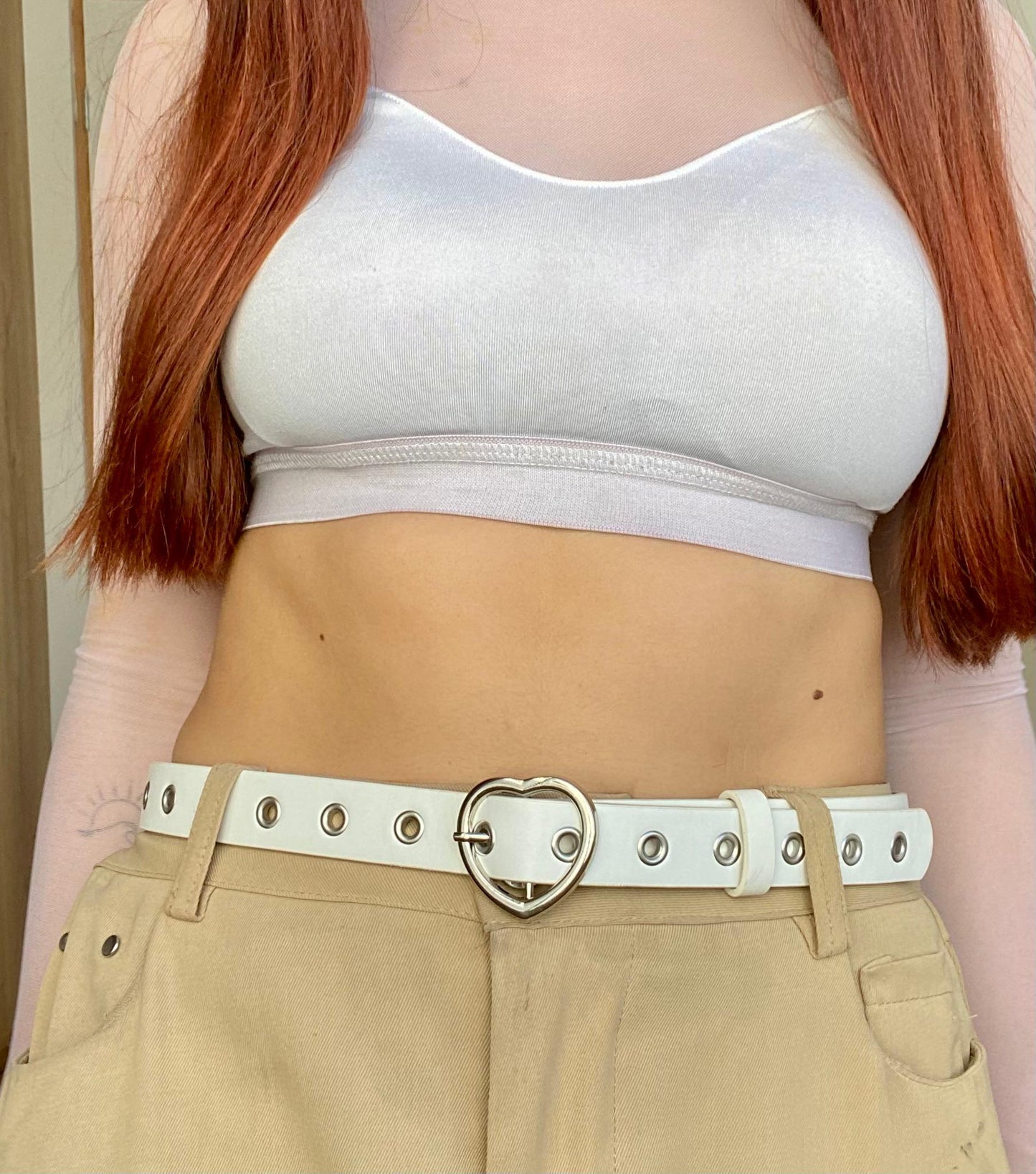 Cinturón blanco de hebilla corazón